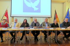 Die Erstunterzeichner der Initiative »Frieden durch Verhandlung« (v.l.n.r.): Dipl.-Phil. Anne-Marie Russew vom Sozialforum Bautzen, Bürgermeister der Gemeinde Göda a.D., Peter Beer, Liedermacherin Beate Tarrach, Oberbürgermeister der Stadt Kamenz, Roland Dantz, Landrat a.D,. Michael Harig, Ärztin Dr. Ursula Straube und Theologe Dr. Peter Paul Straube.
 Foto: Matthias Stark