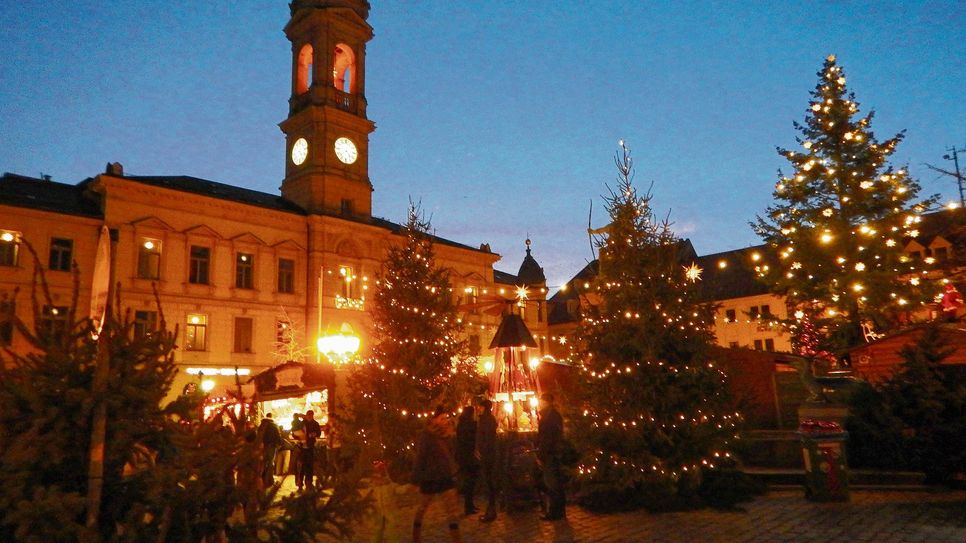 Großenhain ist seit langem für einen besonders stimmungsvollen Weihnachtsmarkt innerhalb der Stadttore bekannt. In diesem Jahr ist wohl der Mittelbaum der heimliche Star. Foto: Farrar