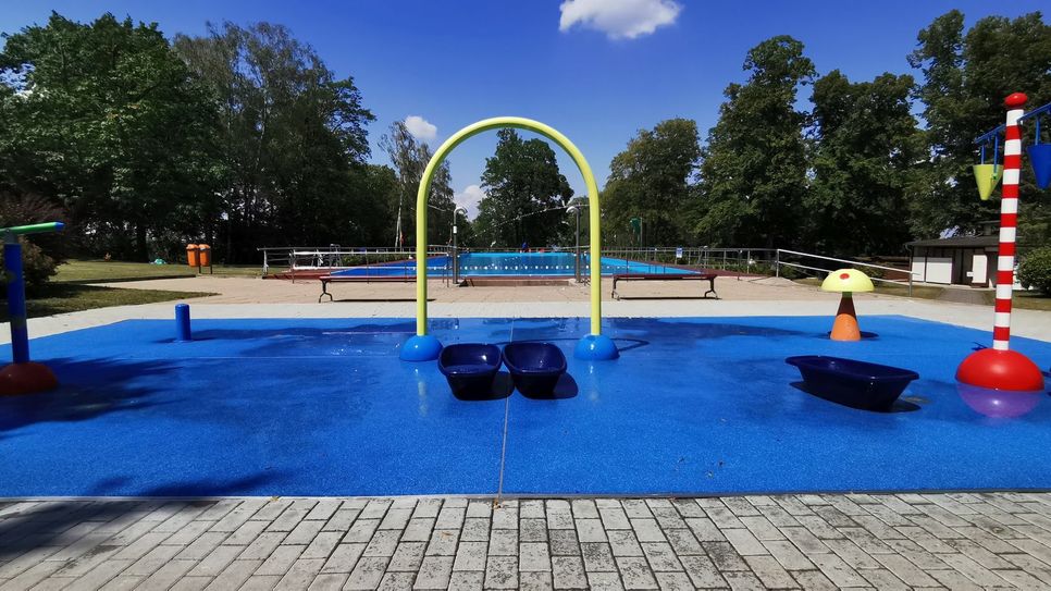 Das Luftbad Dölzschen macht seinem Namen jetzt wirklich alle Ehre: Baden ist nicht mehr möglich in diesem Sommer, Erholen an der frischen Luft dagegen schon. Foto: Dresdner Bäder GmbH