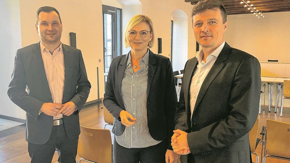 ICM- und Städtische Dienstechef Falk Müller, CDU-Landtagsabgeordnete Daniela Kuge und Bürgermeister Markus Renner (v.l.) planen für September den ersten Ausbildungstag im Rathaus.