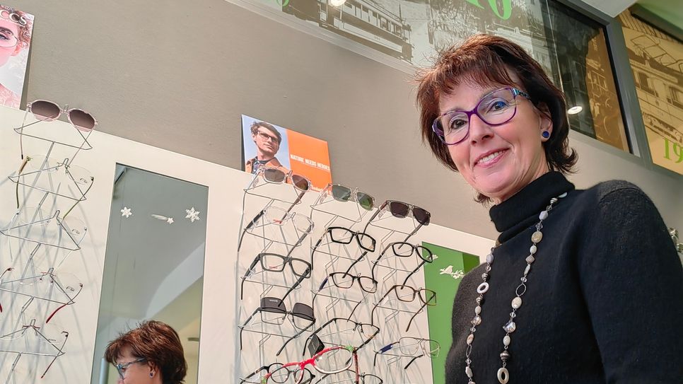 Augenoptikerin Ina Kalder hat ihr Geschäft an historischer Stätte.