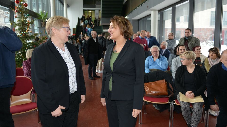 Anlässlich der Einweihung des Robert-Schlesier-Haus der Grund- und Oberschule Calau machte Brandenburgs Bildungsministerin Britta Ernst (r.) Station in Calau. Im Foto im Gespräch mit der Schulleiterin Christine Zeiger (l.).