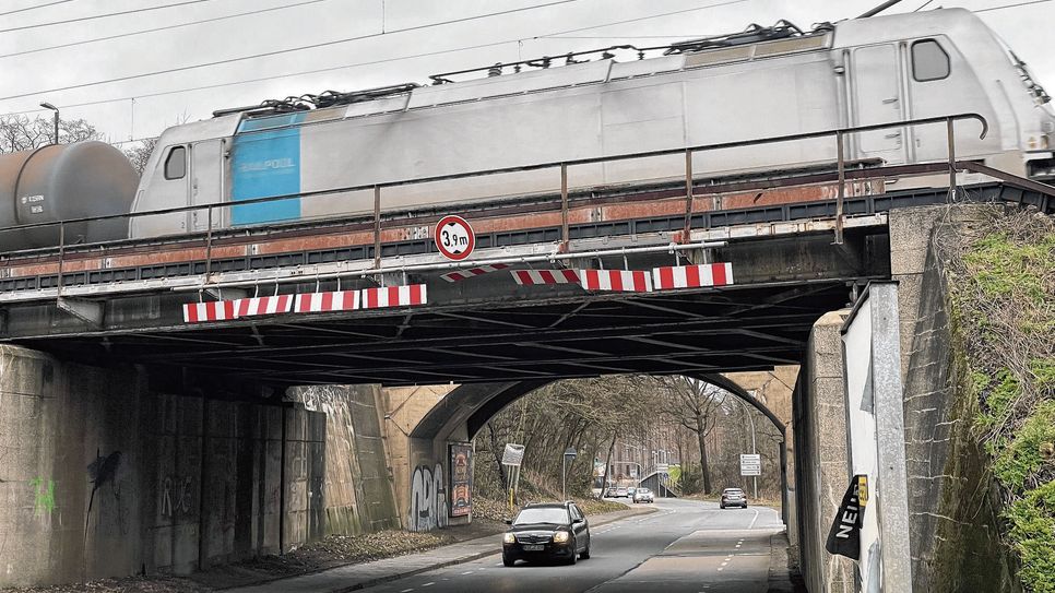 Die mittlere der drei Brücken über die Rostocker Straße muss neu gebaut werden. Ihre Lichte Höhe wird von 3,90 Meter auf 4,50 Meter erhöht.