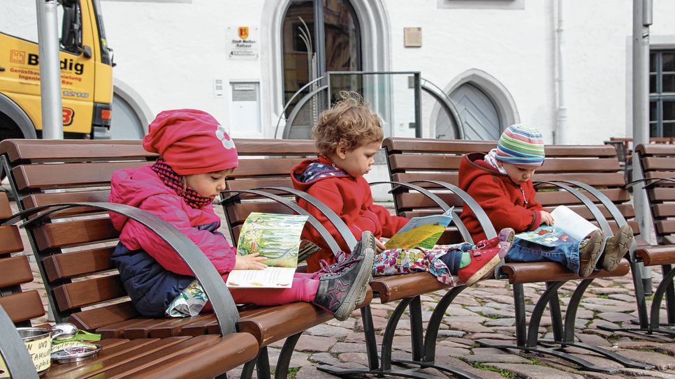 Die Jüngsten beim  Ausflug in der Innenstadt - Lesen vor dem Rathaus.