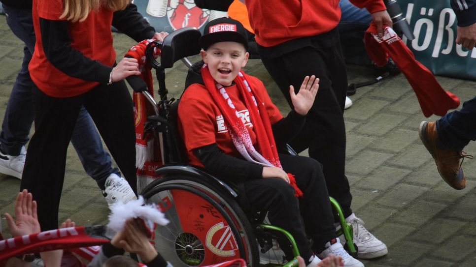 Der neunjährige Energie-Fan Lino wurde mit »Lino-Lino«-Sprechchören zu seinem Platz begleitetet.