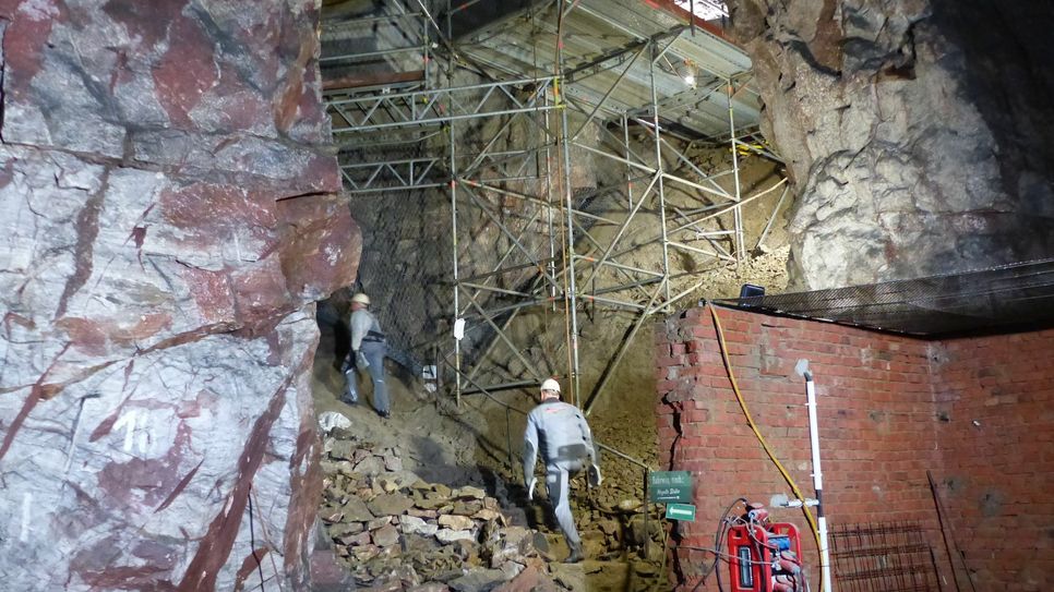 Mit einem riesigen Spezialgerüst wird im Bergwerk Miltitz der Notausgang gesichert und wieder hergestellt. Foto: meeco Communication