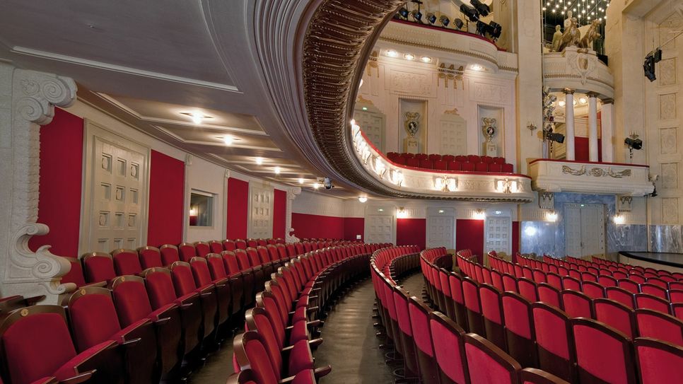 Blick in den Zuschauerraum im Großen Haus am Schillerplatz. Foto: Marlies Kross