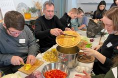 Gemeinsam Kochen an der Waldorfschule mit OB Tobias Schick.