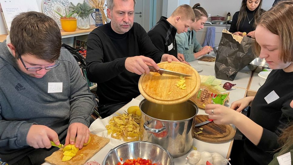 Gemeinsam Kochen an der Waldorfschule mit OB Tobias Schick.