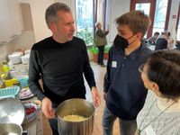 Gemeinsam Kochen an der Waldorfschule mit OB Tobias Schick.