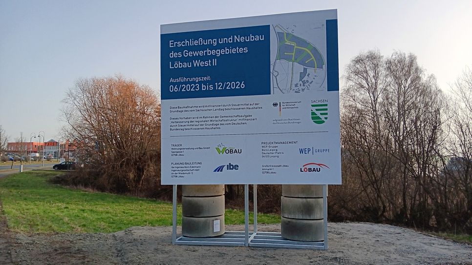 Seit 29. Februar steht die Bautafel: Die Erschließungsarbeiten am Gewerbegebiet Löbau-West II beginnen.