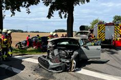 Bei dem Aufprall an der Kreuzung wurden beide Fahrzeuge schwer beschädigt.