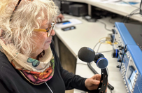 Cornelia Schreiber ist leidenschaftliche Funkamateurin, hier in der Kommandozentrale.