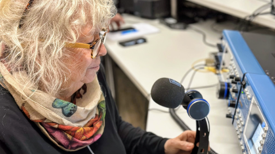 Cornelia Schreiber ist leidenschaftliche Funkamateurin, hier in der Kommandozentrale.