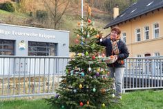 Die Lichterketten am Weihnachtsbaum sind längst verschwunden. An deren Stelle hat Christine Tamm jetzt mehr als bunte Ostereier gehängt. Ihr Enkel hat ihr dabei geholfen. Die Nordmanntanne hat als „Osterbaum“ noch Verwendung bis er ausgedient hat. Foto: Daniel Förster