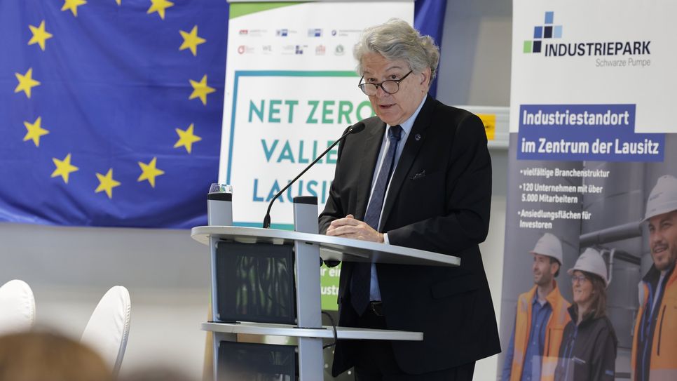 EU-Industriekommissar Thierry Breton erläutert im Industriepark Schwarze Pumpe die Chancen für die Lausitz, eine Modellregion für Europa zu werden.