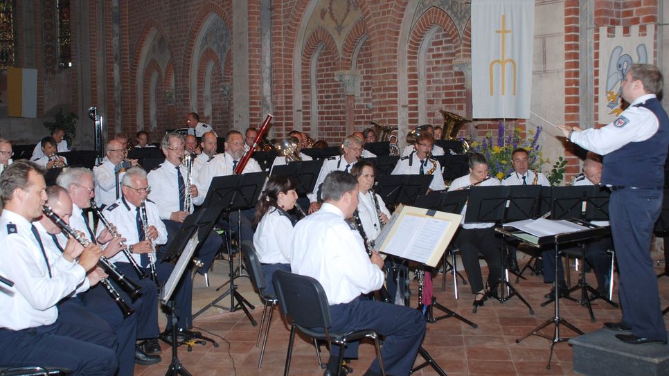 Das Landespolizeiorchester spielt traditionell im Juni in Mühlberg und unterstützt damit das Anliegen des Volksbundes Deutsche Kriegsgräberfürsorge »Versöhnung über den Gräbern - Arbeit für den Frieden«.