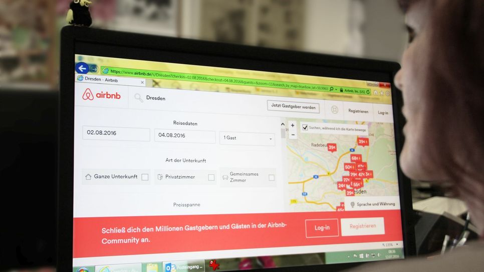 Plattformen wie AirBnB wollen eigentlich Touristen mit kleinem Geldbeutel und Privatleute mit freier Übernachtungsmöglichkeit zusammenbringen. Hintergrund ist die Idee des "Couchsurfing". Inzwischen nutzen auch Betreiber von Ferienwohnungen und Pensionen solche Vermittlungsplattformen, so dass nicht eindeutig klar ist, wie viele freie Privatbetten in Wohnungen tatsächlich auf dem Markt sind. Foto: Schramm