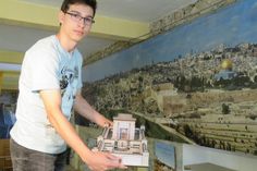Christian Schirrmeister mit seinem selbst gefertigten Modell des jüdischen Tempels in Jerusalem.
 Foto: Matthias Stark