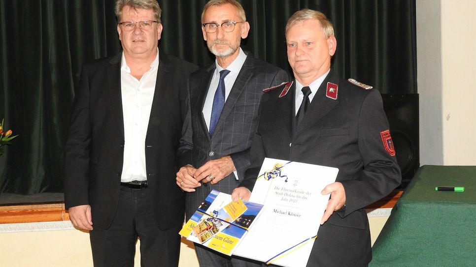 Dohnas Bürgermeister Ralf Müller (li.) zeichnet in Anwesenheit von Innenminister Armin Schuster Wehrleiter Michael Klötzer (re.) mit dem Ehrenamtspreis der Stadt Dohna aus.