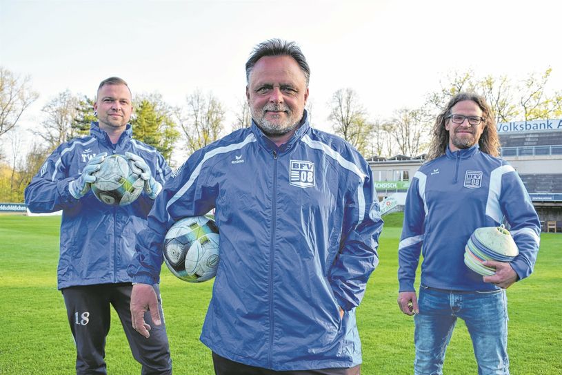 Von links: Torwarttrainer Ronny Hensel, Trainer Tino Gottlöber und Athletiktrainer Thomas Bär trainieren mit den Frauen auf hohem Niveau. Auf dem Bild nicht mit dabei: der Mannschaftsleiter Rene Salzer.