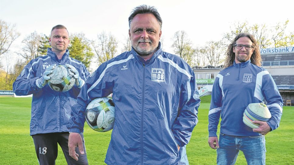 Von links: Torwarttrainer Ronny Hensel, Trainer Tino Gottlöber und Athletiktrainer Thomas Bär trainieren mit den Frauen auf hohem Niveau. Auf dem Bild nicht mit dabei: der Mannschaftsleiter Rene Salzer.