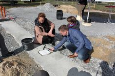 Petra Sczesny (Geschäftsführerin der WBG), Sabine Marx (Sächsische Aufbaubank) und Hendryk Balko (Bürgermeister Boxberg) bei der Grundsteinlegung.