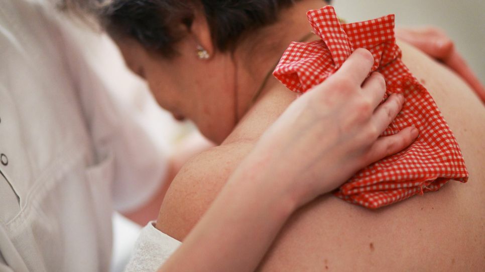 Pflegekräfte müssen künftig deutlich besser entlohnt werden, sonst wird der Pflegenotstand in Deutschland bald noch dramatischer.                                                                                                                            Foto: AOK Mediendienst