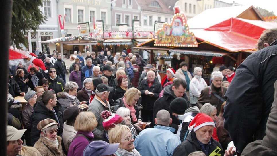 Die Stücken werden von der Rathausspitze an die Besucher verteilt - zum symbolischen Preis von 1 Euro. Foto: jho