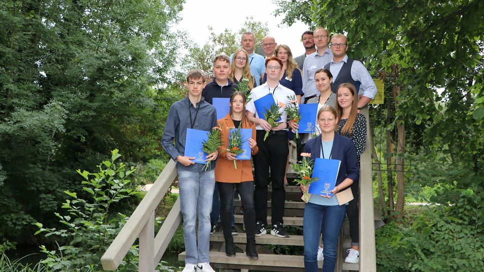 Die neuen Azubis und Studenten während der Begrüßung durch Landrat Stephan Loge.