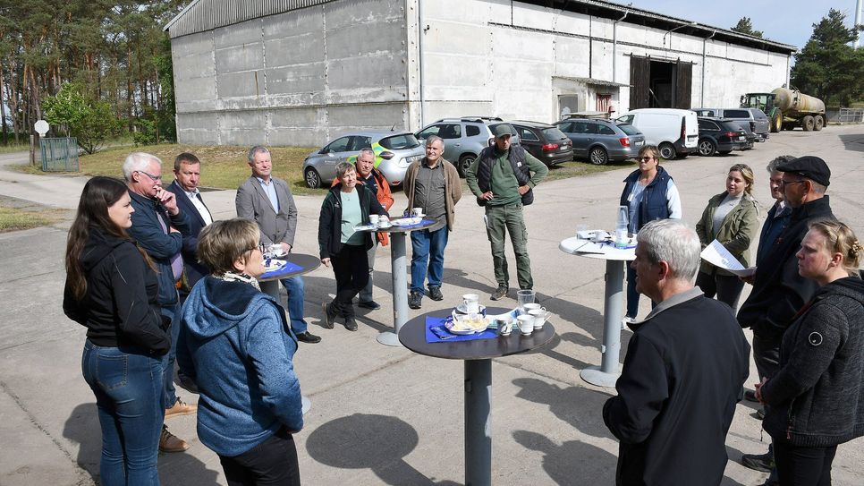 Vor der Rindermastanlage in Lugau: Der Vorstand des Bauernverbandes Südbrandenburg e.V. hatte Verantwortliche der Kreisverwaltung und der Kommunalpolitik nach Lugau zum Betriebsbesuch eingeladen.