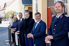 Speed-Test bei der Abschlussveranstaltung zum Breitbandausbau in den Großenhainer Ortsteilen in Skaup: Daniel Kohr (Regionalleiter Mitteldeutschland atene KOM GmbH), Ines Fröhlich (Staatssekretärin SMWA), Landrat Ralf Hänsel, Dr. Frank Brinkmann (SachsenEnergie), Oberbürgermeister Dr. Sven Mißbach, Ortswehrleiter René Schumann FFW Skaup. (v.l.) Foto: pm