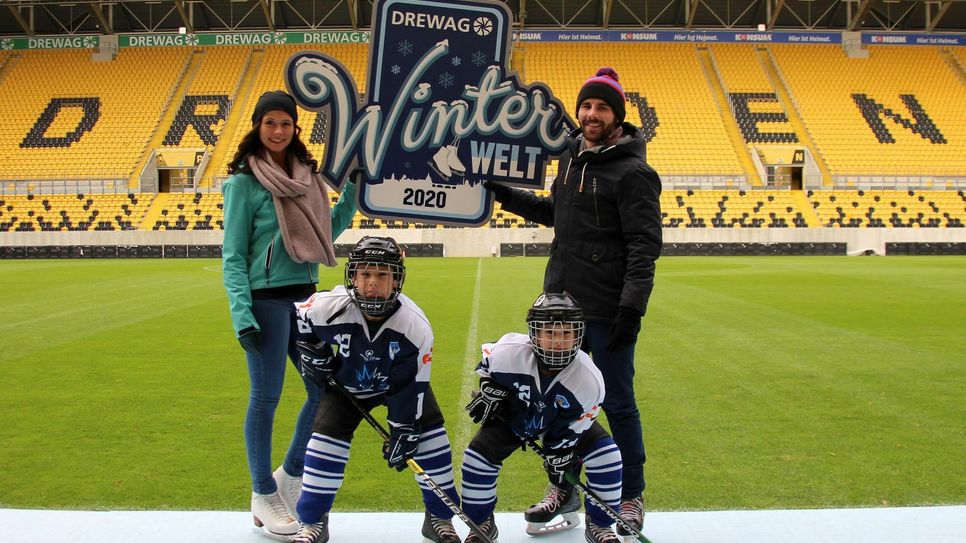 Skadi Richter (Eiskunstläuferin), Florian Scheib (Trainer Eissportclub Dresden) sowie Simeon (li.) und Oskar (9 und 7 Jahre alt), die seit ihrem 3. Lebensjahren dem Nachwuchsverein angehören, freuen sich schon auf eine Trainingseinheit im Stadion. Foto: Büttner