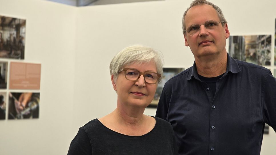 Fotograf David Brandt und Kulturwissenschaftlerin Cornelia Munzinger-Brandt haben dafür Interviews mit Menschen geführt, die bis zur Wende in sächsischen Betrieben gearbeitet haben, teils über Jahre, ehe sie die Wende mitriss und eine ganze Region dazu.