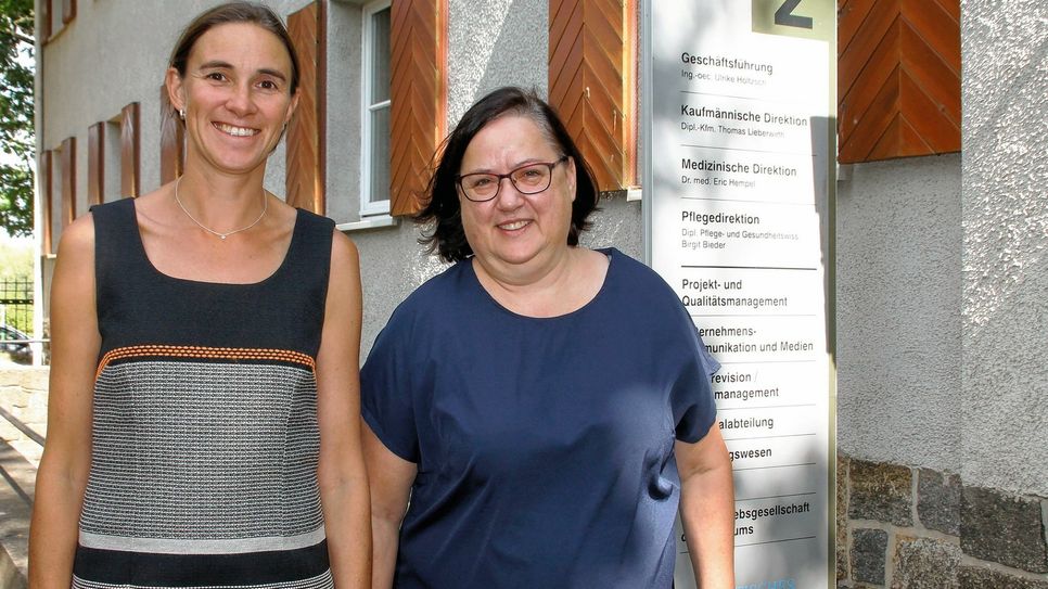 Ines Hofmann, Geschäftsführerin der Krankenhausakademie, und Ulrike Holtzsch, Geschäftsführerin des Städtischen Klinikums Görlitz, erklären ihr »Projekt«, mit dem sie dem Problem Fachkräftemangel beikommen wollen.