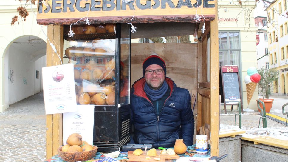 Mit seinem kleinen Verkaufsstand ist Jan Zeman auf dem Wenzelsmarkt zu finden. Käse aus dem Damenstrumpf, das haben viele Leute noch nicht gehört.