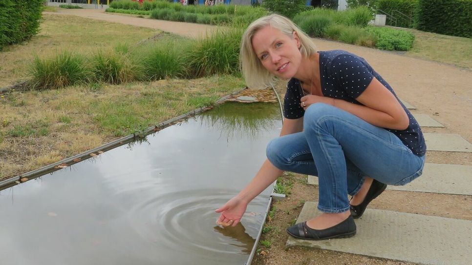 Julia Uebigau hat den gewissen Blick fürs Detail. Sie sieht, wenn Insekten Hilfe brauchen. In diesem Wasserbereich hatte sich eine kleine Biene verirrt und kämpfte um ihr Leben. Es fängt im Kleinen an, meint die 37jährige.