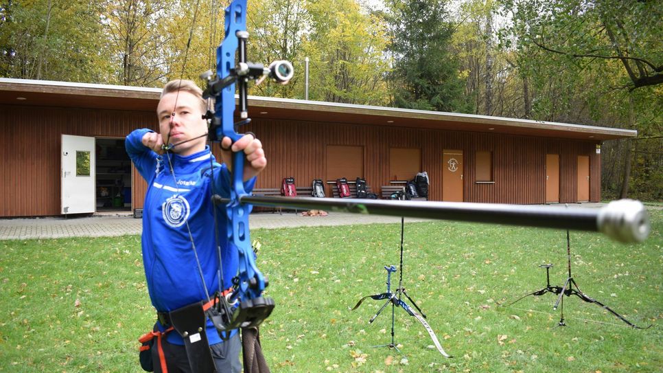Jonathan Gräfe ist einer der Besten im Nachwuchsbereich des Radeberger Bogenschützenvereins. Die Treffsicherheit gehört zu seinen Stärken. Foto: spa