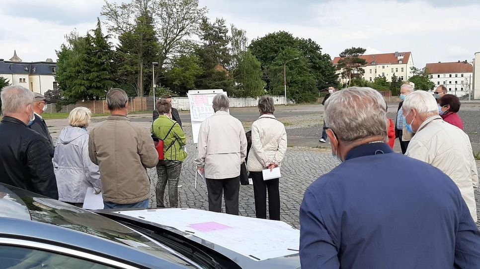 Bei zahlreichen Vorortterminen - hier im Mai 2020 - wurde auch der Bürgerschaft das Edeka-Bauprojekt vorgestellt und diskutiert. Die Skepsis blieb.