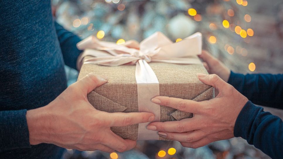 Kleine Geschenke sorgen bei den Senioren für ein Lächeln am Weihnachtsabend.