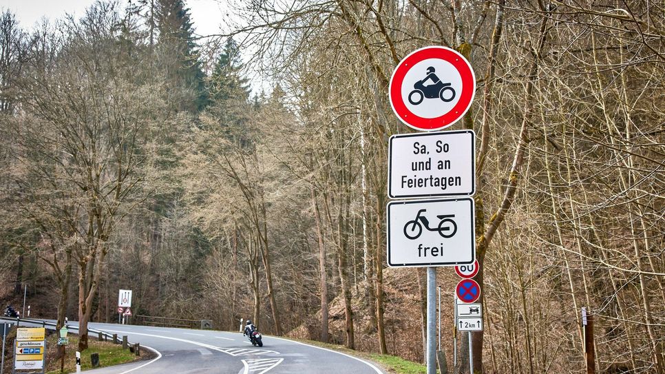 Schilder an der S165 informieren über das Fahrverbot für Motorräder. Foto: Marko Förster