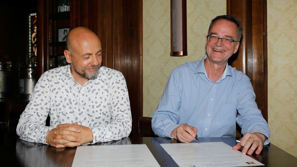 Thomasz Styrkowski (links) und Edgar Wippel in der Landskron-Brauerei bei der Unterzeichnung des Kooperationsvertrages.