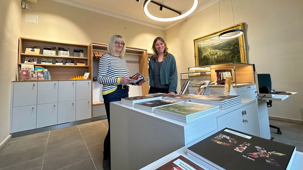 Museumsleiterin Kristin Gäbler (r.) und Kassenmitarbeiterin Antje Oehmichen im neu gestalteten Empfangsraum.