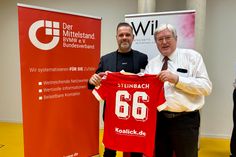 FCE-Präsident Sebastian Lemke übergab Min. Steinbach ein personalisiertes Trikot, verbunden mit der Bitte, eine Lösung für die geplatzte Förderung der Modernisierung des LEAG Energie Stadions mit nach Potsdam zu nehmen.