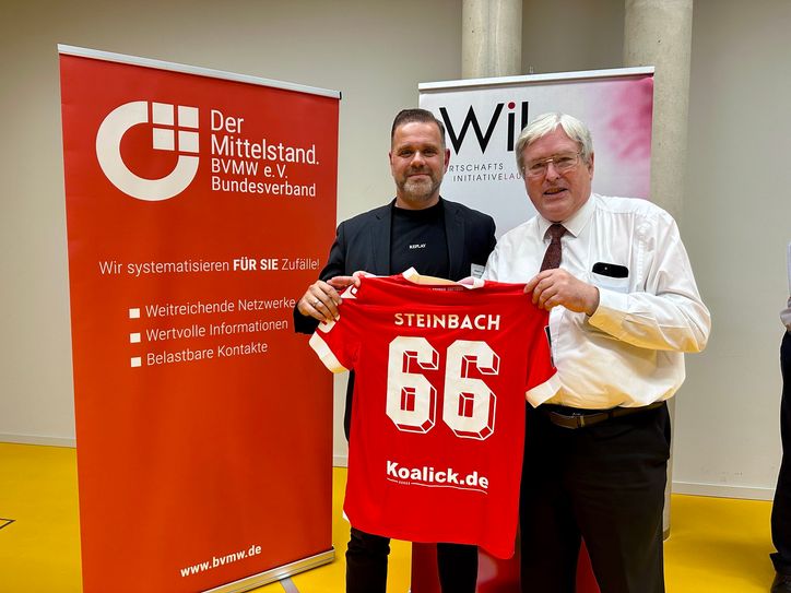 FCE-Präsident Sebastian Lemke übergab Min. Steinbach ein personalisiertes Trikot, verbunden mit der Bitte, eine Lösung für die geplatzte Förderung der Modernisierung des LEAG Energie Stadions mit nach Potsdam zu nehmen.