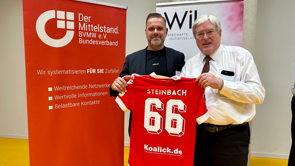 FCE-Präsident Sebastian Lemke übergab Min. Steinbach ein personalisiertes Trikot, verbunden mit der Bitte, eine Lösung für die geplatzte Förderung der Modernisierung des LEAG Energie Stadions mit nach Potsdam zu nehmen.