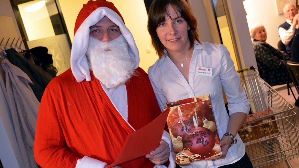 Der Weihnachtsmann kam mit einem großen Geschenkesack.  Fotos: Schulz