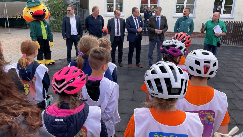 Die Eröffnung des 26. Kreisausscheides »Siggi Sicher« in Großkmehlen mit Hans-Joachim-Dupski (r.) und mit Abordnungen von zehn Grundschulen aus dem Landkreis Oberspreewald-Lausitz. Einen 27. Kreisausscheid wird die Kreisverkehrswacht nicht mehr durchführen.