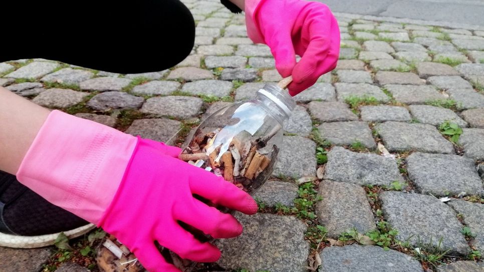 Die Initiative "Pinke Hände" macht auf die Umweltschäden durch weggeworfene Stummel nicht nur aufmerksam, sondern entsorgt sie auch. Foto: Alexander Kempe