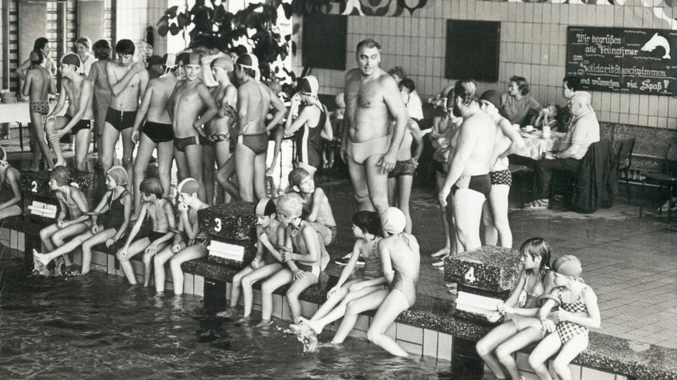 Schwimmsport: Schwimmbetrieb im Volksschwimmbad 1985, in der Mitte steht Schwimmmeister Peter Herbig. Foto: AG Zeitgeschichte Lübbenau